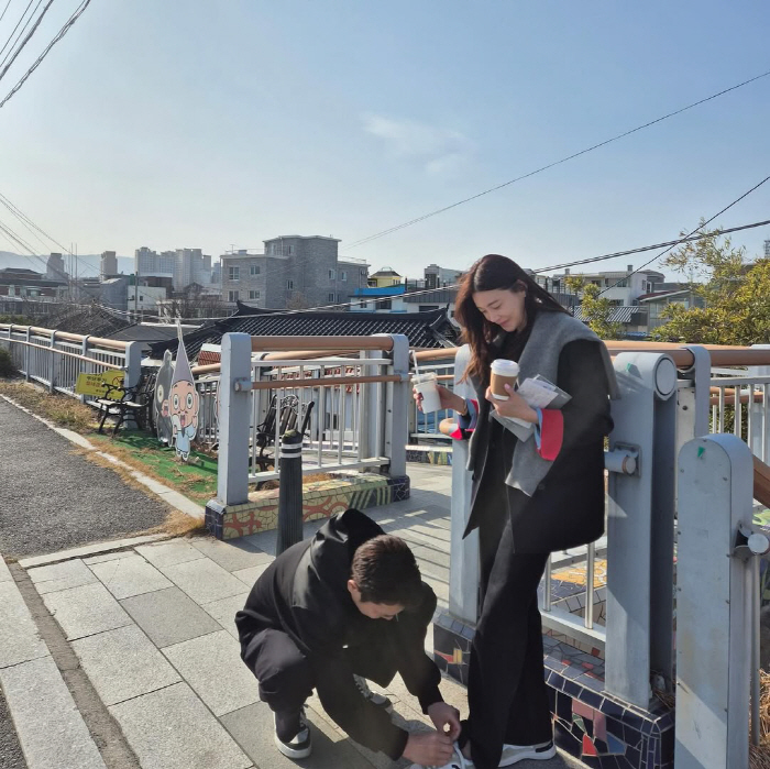 Cha Ye-ryeon's 8th wedding anniversary ♥ Joo Sang-wook's annual gift..Tie your sneakers when they're loose