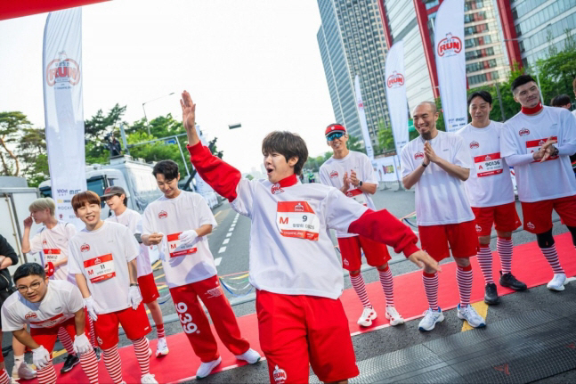 Coupang Play's 'Infinite Challenge Run' heated up Yeouido...From Jung Joon-ha to Park Myung-soo, all the legends are coming out
