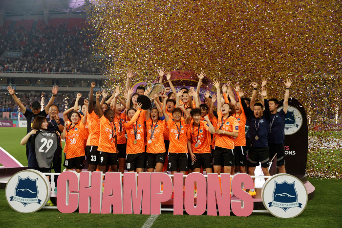 Did it collapse? No! The spark of revival of soccer, the first champion of the top competition, ended a long slump and gave hope