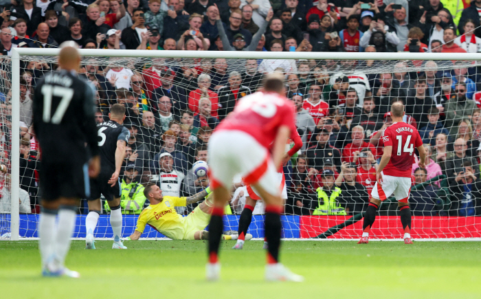 Eriksen, it's a special farewell gift for my brother. Man U captain's dignity...Beautiful farewell with PK goal
