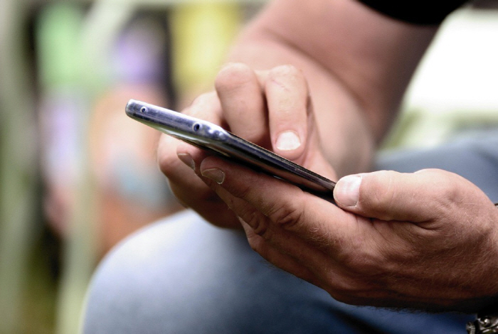 Excessive exposure of negative news and content increases the possibility of scrolling and causing anxiety disorders