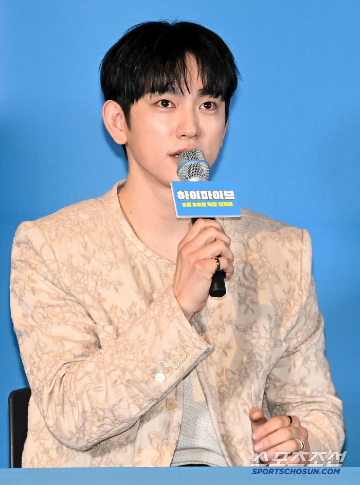 High five Park Jinyoung's upper body exposed? an effort to build a beastly body