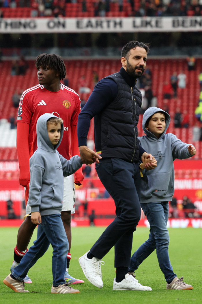 It was hard to cheer for them. Sorry Amorim hiding knife, official apology in sinner mode...New Manchester United's exit → Start to improve constitution