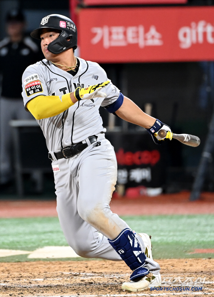 It was narrowed down to a two-way race, with the 5th selection of LG in Naeil, the competition for KT's muscle man in Star-sung