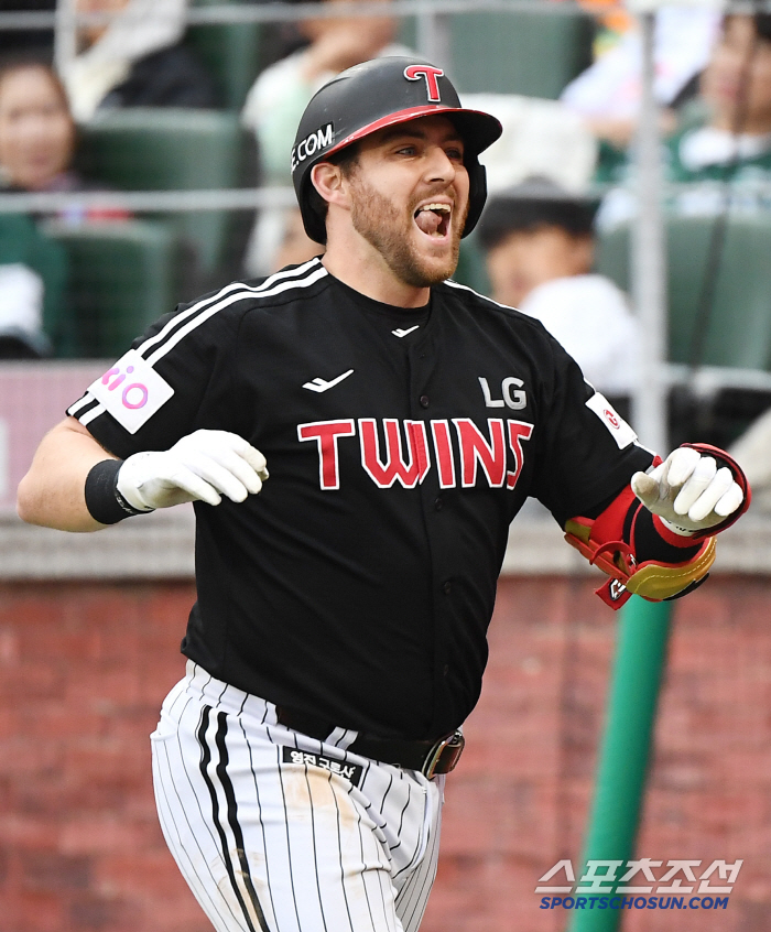 Jamsil is home, but 49 home runs are crazy, LG's filial son is a foreigner, and the world's No. 1 home run is not safe