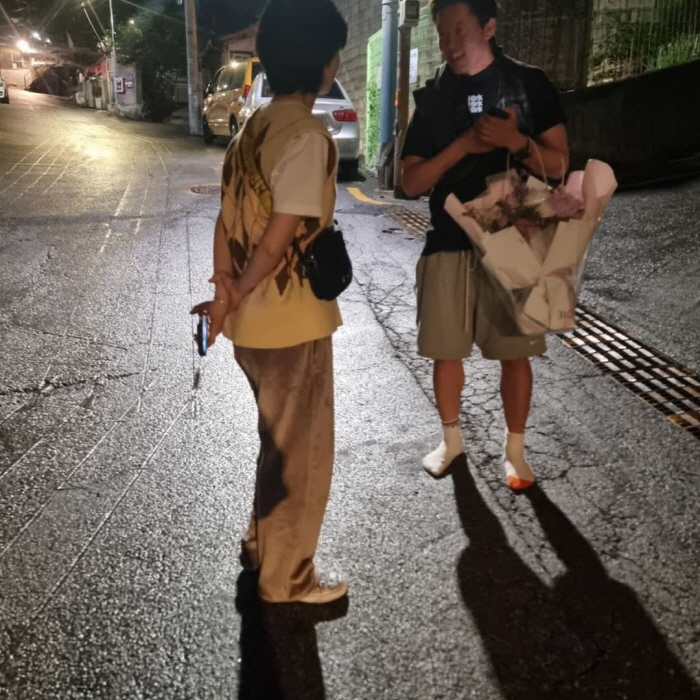Kim Dae-ho, a 女 celebrity who visited your house was free to meet you on the street with socks