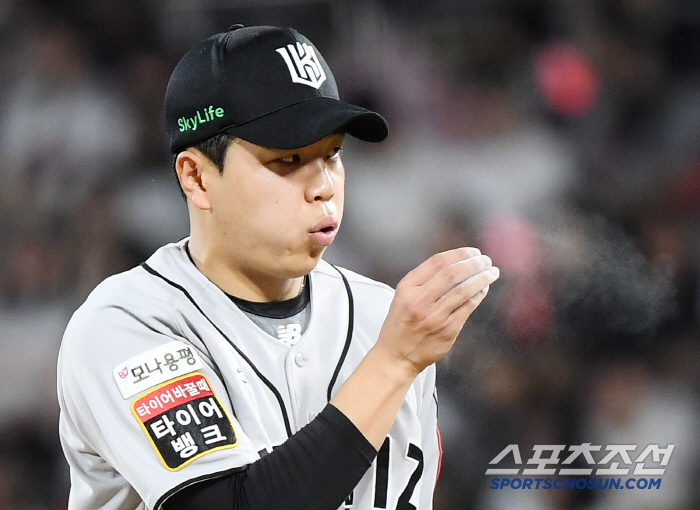 KT's Super Emergency, ERA 0.898 The fixed winning team leftShoulder injury missed 1 month