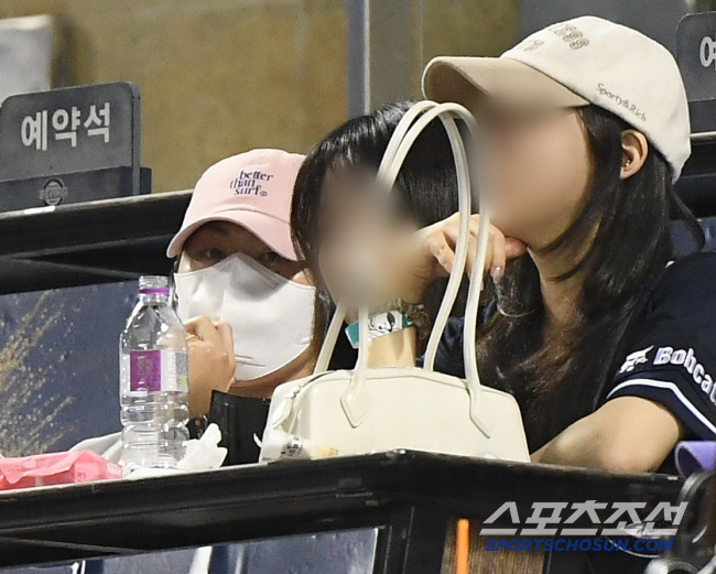 Lee Kang-in ♥ Park Sang-hyo, the 5th generation of Doosan, makes his first official appearance after dating rumors..Shoulder arm and selfie