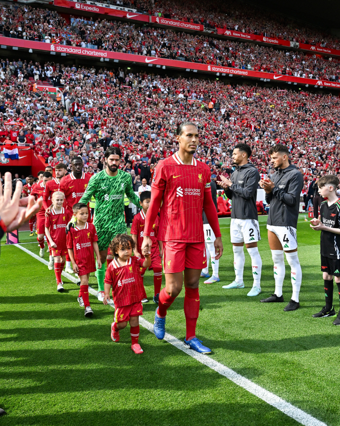 Liverpool  Kpal Romantic Double Guard of Honor...Tottenham → who disappeared as promised guard of honor was humiliated