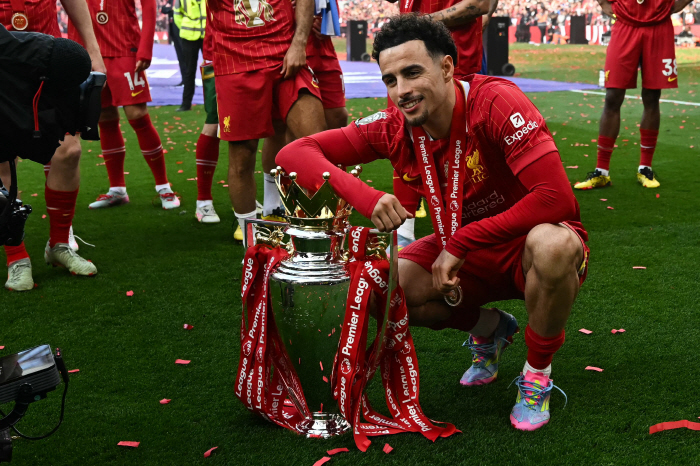 Liverpool  Kpal Romantic Double Guard of Honor...Tottenham → who disappeared as promised guard of honor was humiliated