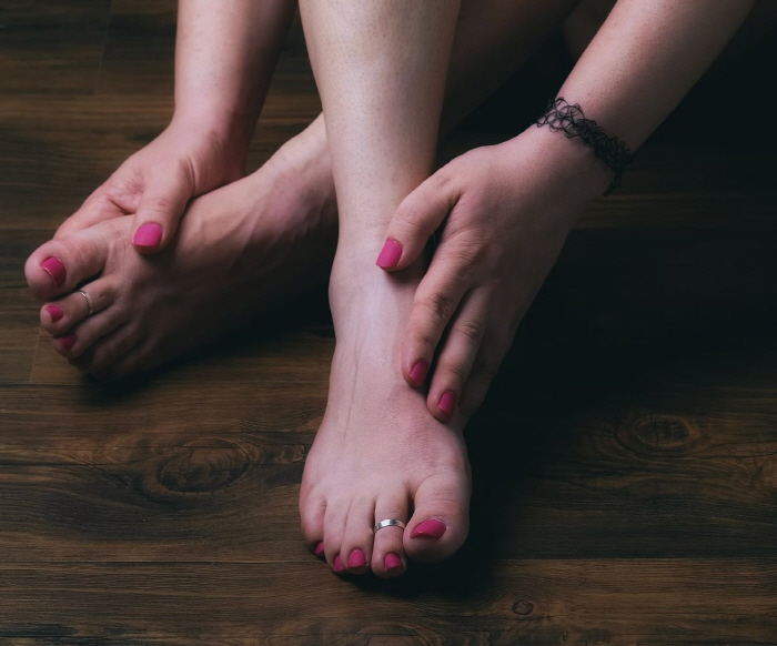 My heel stings at the first step of the morning...Why do I get plantar fasciitis?