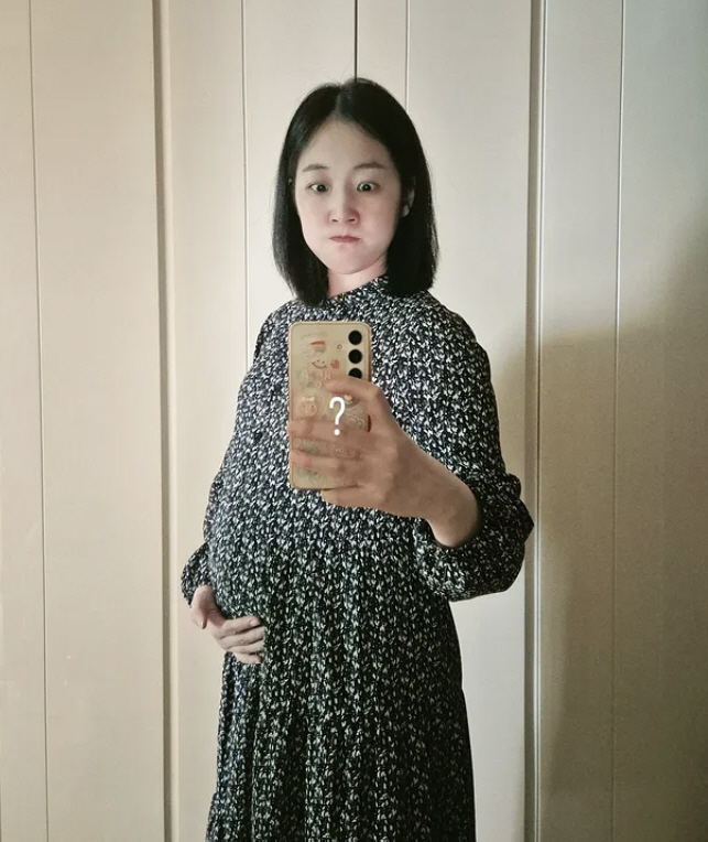 Park Bo-mi, who is pregnant for 2 years after her son's death, is afraid of being embarrassed by the too-grown D-line