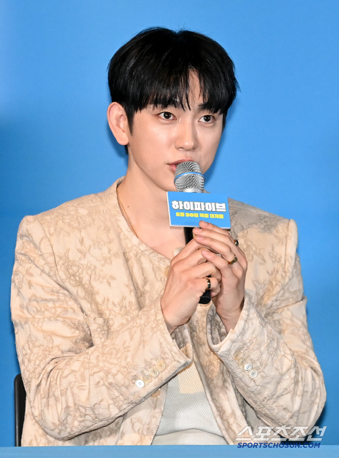  PARK JIN YOUNG's eyes