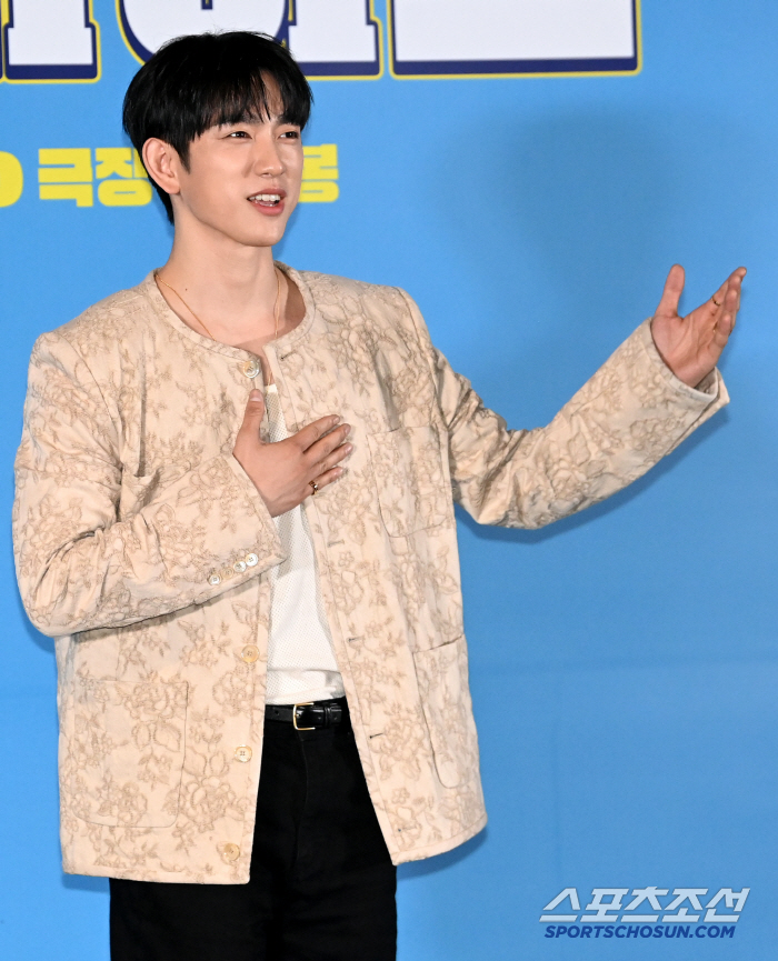  Park Jinyoung, teacher pose
