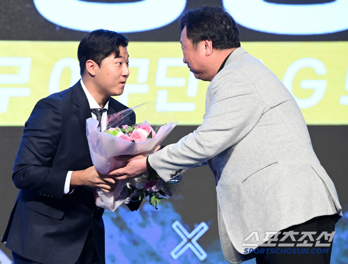 Roaring like a beast in the youngest selection of a chaebol house, like Song Seung-ki if he's born again. 