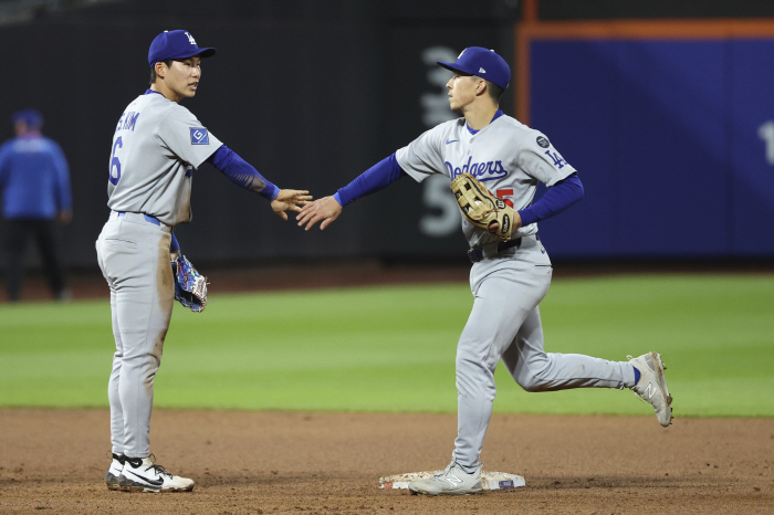 Roberts, who forgot Kim Hye-sung, left no hit against right-handed pitchers and lost two consecutive games, and recently hit three at-bats in 5G
