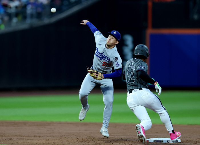 Roberts, who forgot Kim Hye-sung, left no hit against right-handed pitchers and lost two consecutive games, and recently hit three at-bats in 5G