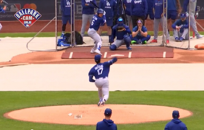 Roberts, who forgot Kim Hye-sung, left no hit against right-handed pitchers and lost two consecutive games, and recently hit three at-bats in 5G