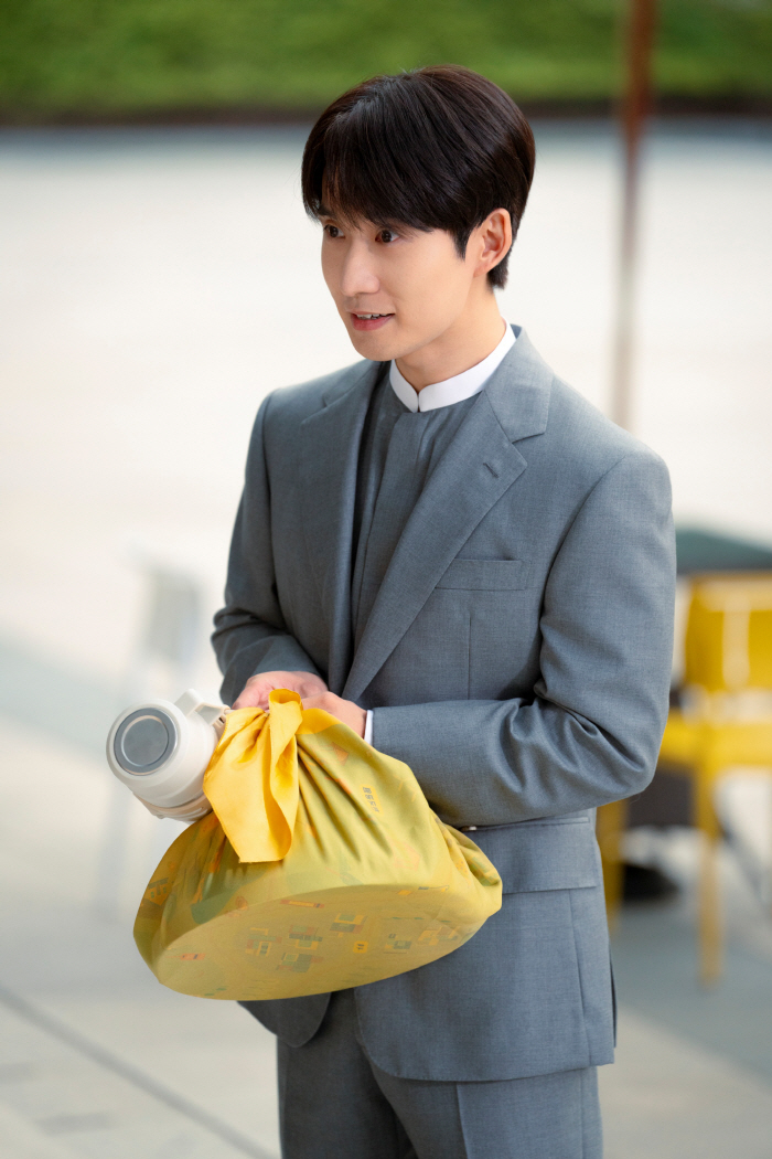 Ryu Deok-hwan Reflects on Return and Growth After 'Heavenly Ever After'