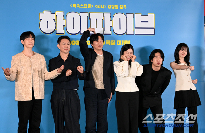 It's a movie only for Yoo Ah-in...High-five, Strongest Teamwork Exceeds Prejudice (Roundup)