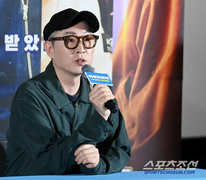 It's a movie only for Yoo Ah-in...High-five, Strongest Teamwork Exceeds Prejudice (Roundup)