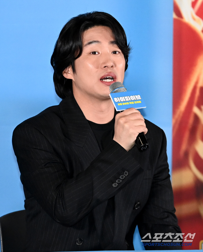 It's a movie only for Yoo Ah-in...High-five, Strongest Teamwork Exceeds Prejudice (Roundup)