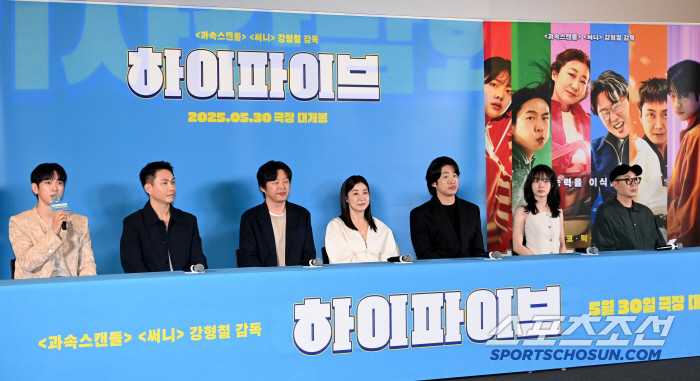 It's a movie only for Yoo Ah-in...High-five, Strongest Teamwork Exceeds Prejudice (Roundup)