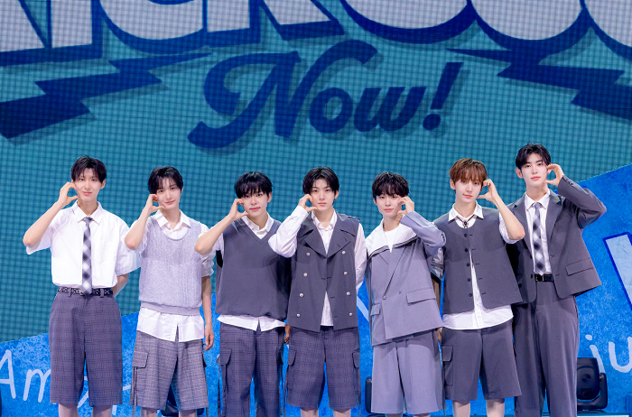  Explosive refreshing...Kick flip wearing school uniform, refreshing kick to JYP's name
