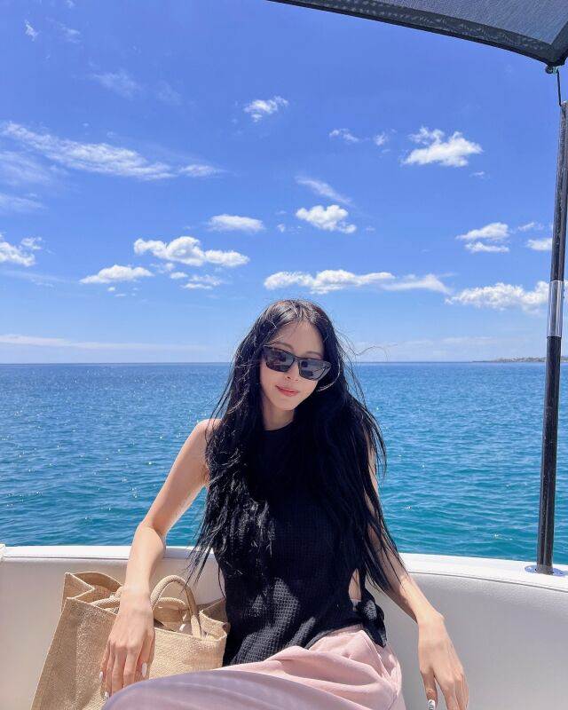  10 years younger ♥ Han Ye-seul, full of chic summer sensibilities...Showing how you've been doing on the yacht. Awesome visual