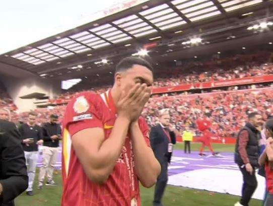This love ♥ Never received Liverpool 20 years of farewell whistle, Alexander Arnold who shed tears