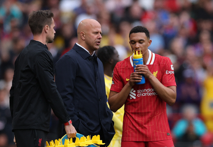 This love ♥ Never received Liverpool 20 years of farewell whistle, Alexander Arnold who shed tears