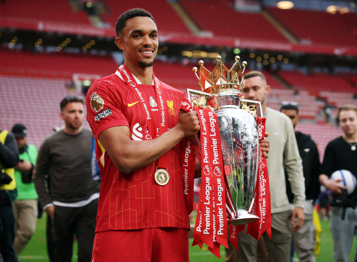 This love ♥ Never received Liverpool 20 years of farewell whistle, Alexander Arnold who shed tears