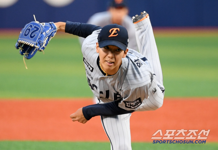 This week's KS is another preview. 3 consecutive wins for LG in March → 2 consecutive wins for Hanwha in April → Sweep again this time? Lim Chan-gyu Koenwin Son Joo-young vs Hwang Jun Seo-Phone Se-WICE face-off 