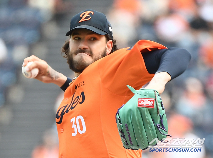 This week's KS is another preview. 3 consecutive wins for LG in March → 2 consecutive wins for Hanwha in April → Sweep again this time? Lim Chan-gyu Koenwin Son Joo-young vs Hwang Jun Seo-Phone Se-WICE face-off 