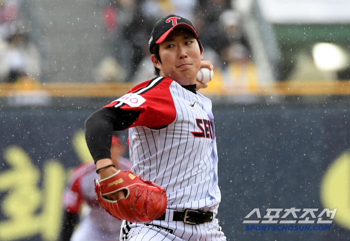 This week's KS is another preview. 3 consecutive wins for LG in March → 2 consecutive wins for Hanwha in April → Sweep again this time? Lim Chan-gyu Koenwin Son Joo-young vs Hwang Jun Seo-Phone Se-WICE face-off 