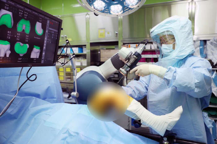 The age of patients with knee artificial joint surgery at Himchan Hospital increased by 6 years from 18 years ago, why?
