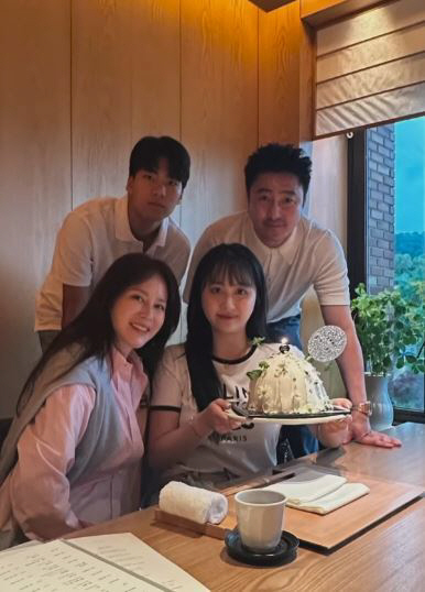 Ahn Jung-hwan, 'Daughter Riwon lives with her boyfriend?'a father who grabs the back of his neck