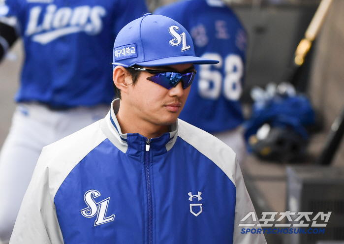 Because of left-handed Gamboa? I don't know...Why is Captain Koo Ja-wook out of the lineup? 