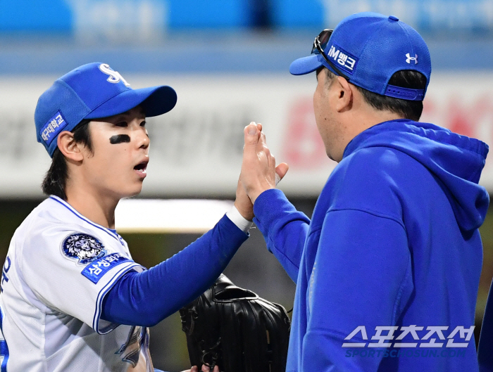 Because of left-handed Gamboa? I don't know...Why is Captain Koo Ja-wook out of the lineup? 