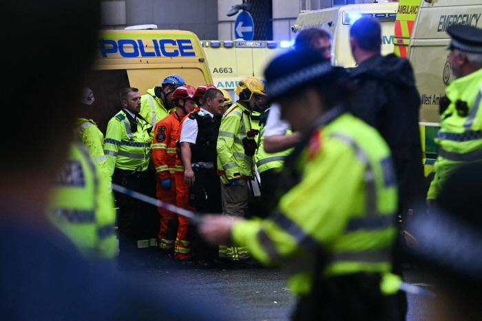  Shocking! Liverpool Winning Parade Car Rushes Into Crowd, Scores, Major Scared