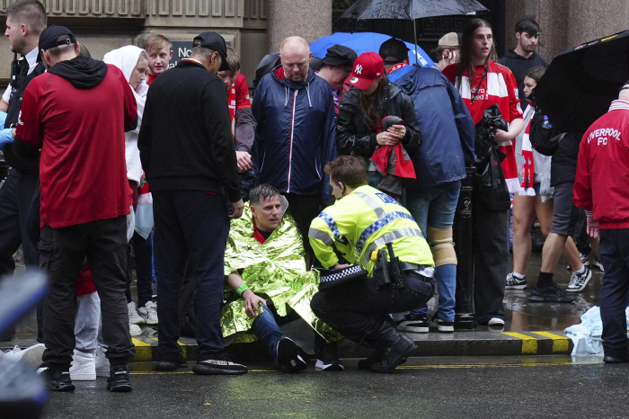  Shocking! Liverpool Winning Parade Car Rushes Into Crowd, Scores, Major Scared