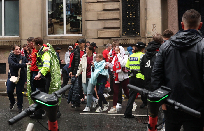  Shocking! Liverpool Winning Parade Car Rushes Into Crowd, Scores, Major Scared