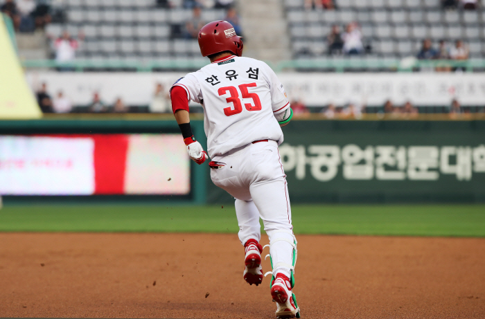 Crazy diving catch that blocked him from finishing the bottom of the 11th! Fireworks pitching match with no four outs → 17 consecutive hitters, a 1-1 draw with SSG and NC 