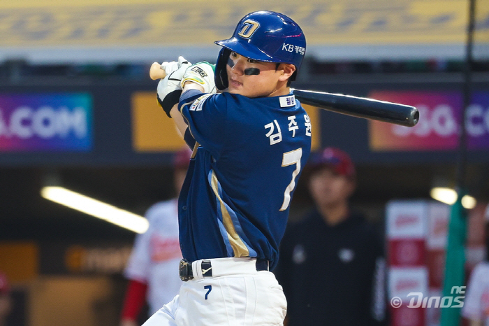Crazy diving catch that blocked him from finishing the bottom of the 11th! Fireworks pitching match with no four outs → 17 consecutive hitters, a 1-1 draw with SSG and NC 