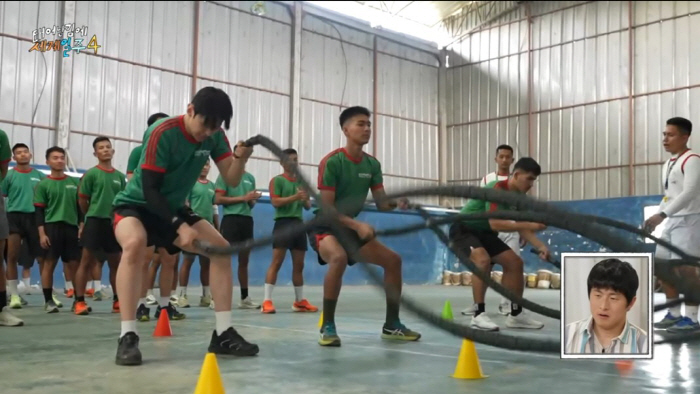 Dex, Gian84, Lee Si-eon training battle rope at the Taekye Ilju 4th Mercenary Academy...High-intensity aerobic exercise in the spotlight
