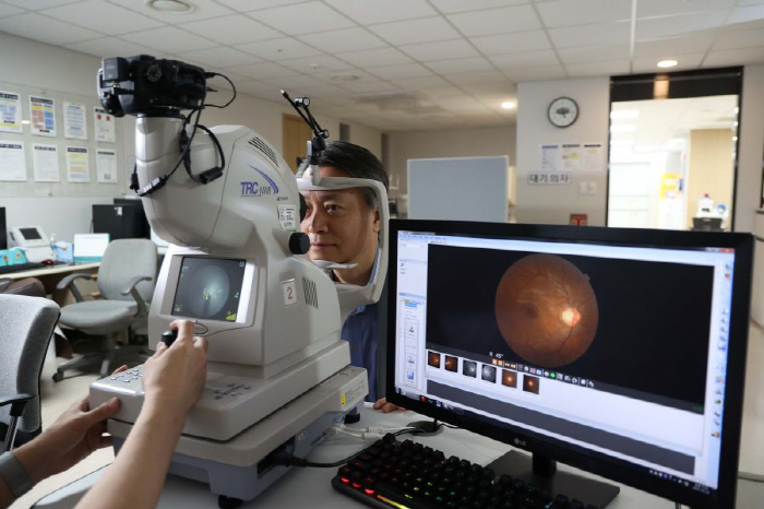 Diabetic cataracts progress faster if blood sugar is not controlled