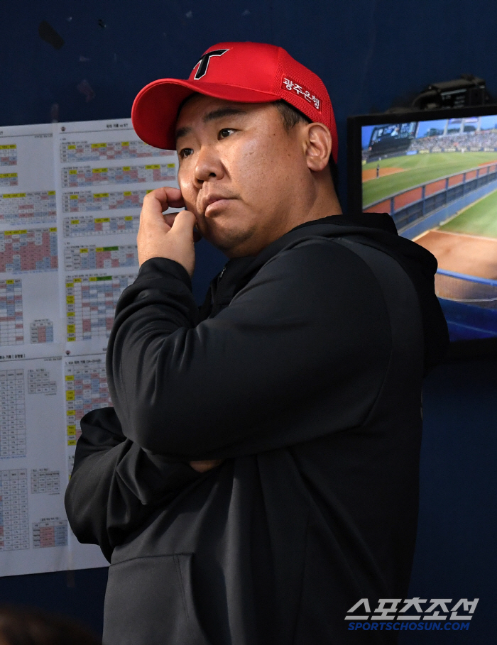Director Lee Bum-ho, who will spend a night of pain that even if he wins, will not be able to speak even if he wins. 