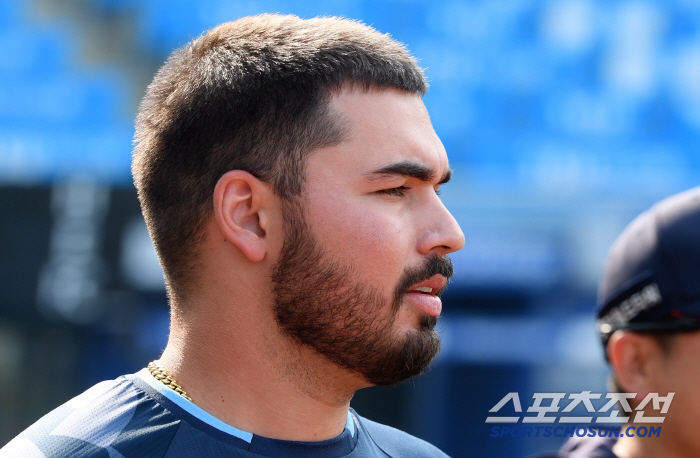 Gamboa, who came to the pitcher's grave, checks Rafak ahead of his first appearance