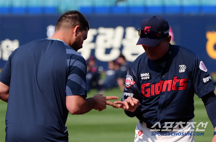 Gamboa, who came to the pitcher's grave, checks Rafak ahead of his first appearance