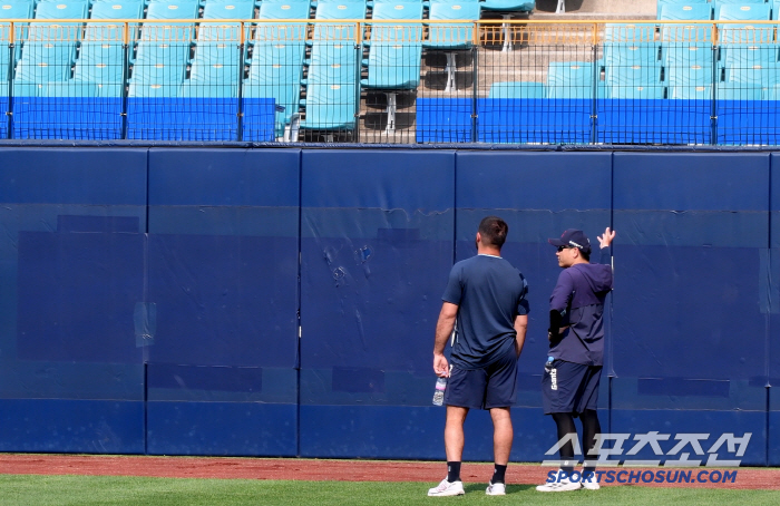 Gamboa, who came to the pitcher's grave, checks Rafak ahead of his first appearance